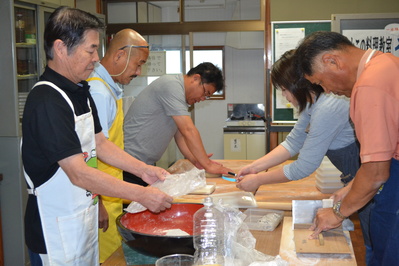 そば打ちの様子