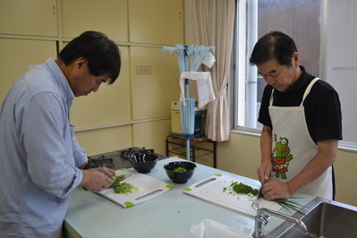 薬味を切っている様子