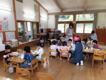 ピザの試食の様子