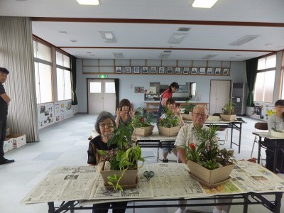 観葉植物などを使った寄せ植えと参加した皆さんの写真