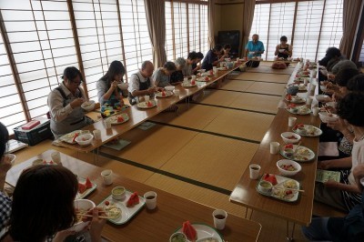 試食している様子。