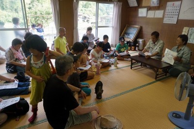 メダカの説明を聞く子どもたち