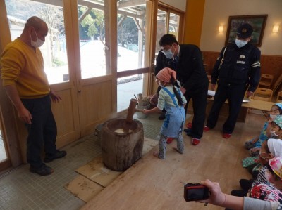 園児の餅つきのようす