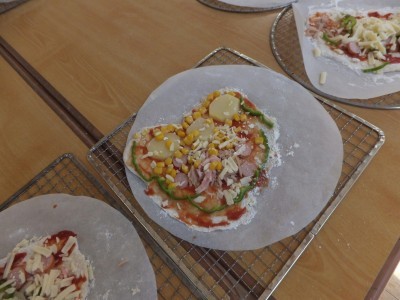 皿の上のハートの形のピザ