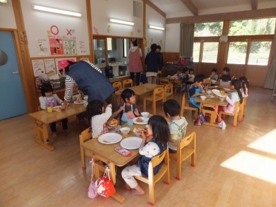 みんなで食べる子どもたちの様子