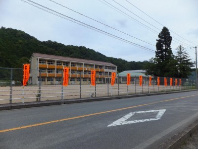 小学校前ののぼりのようす