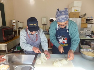 野菜を切る男性のようす