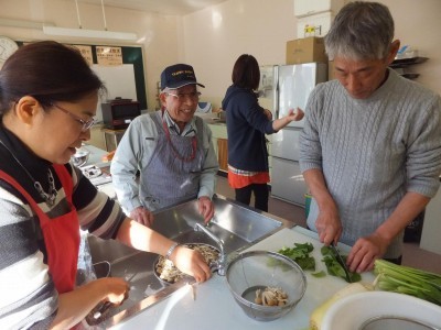 野菜を切るようす