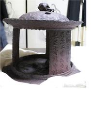 巌倉寺の鉄製六角灯篭です