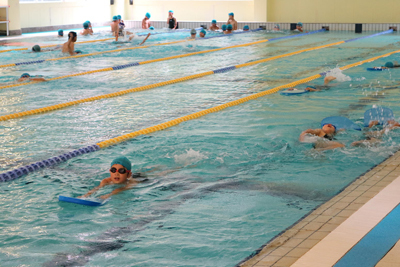 安来市民プール（プールで泳ぐ子供たち）
