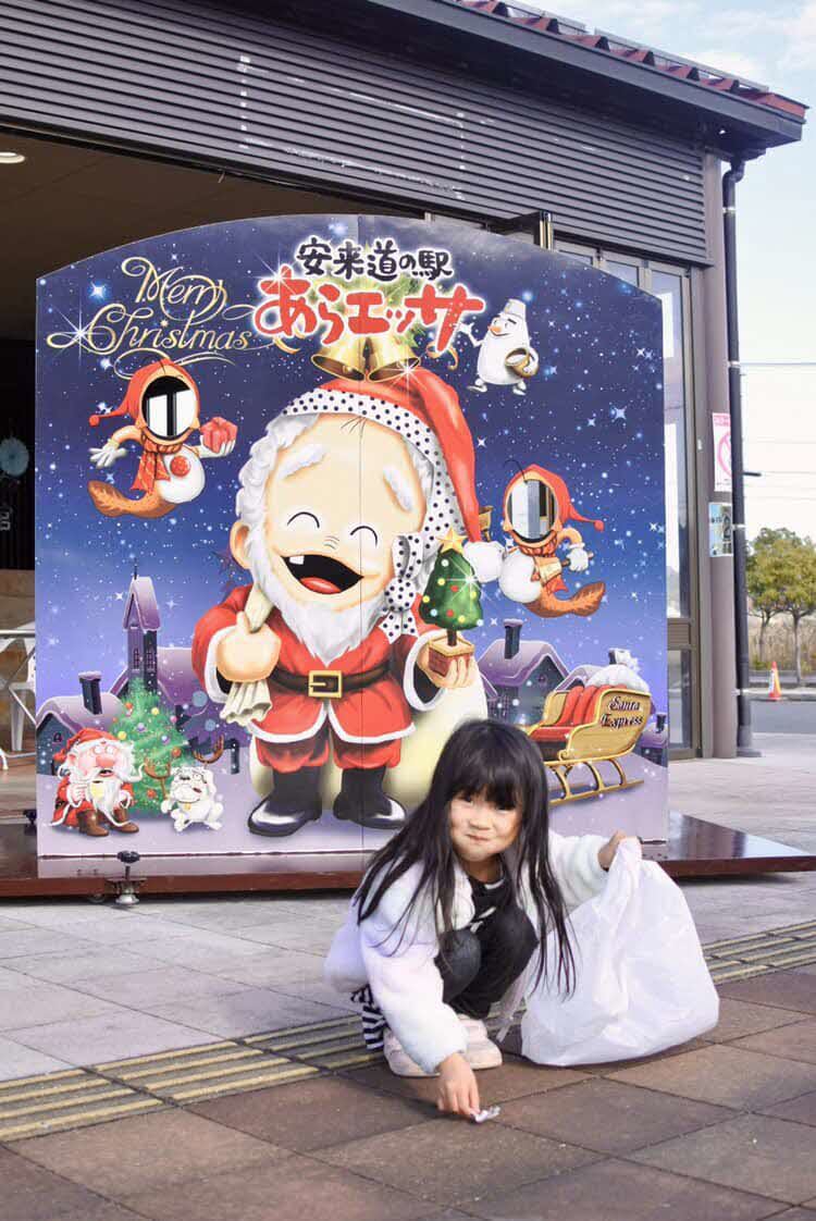 道の駅にてごみ拾いをしている様子です