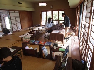 ハンドマッサージと絵本屋さんの様子