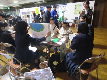 紙芝居を使って水鳥の環境を守る取組を紹介