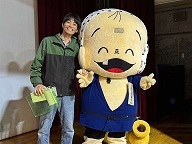 クイズ大会優勝者とあらえっさくん