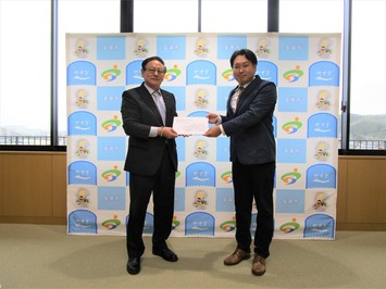 田中市長と伊藤委員長の写真です