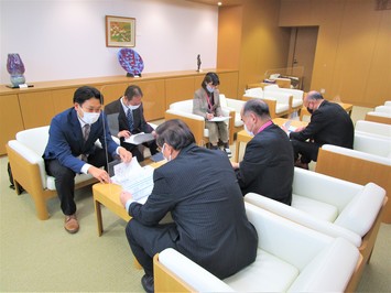 伊藤委員長より安来市長にビジョンの報告をしている写真です