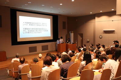 映画上映後の大阪健康福祉短期大学活動紹介の様子です