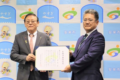 安来市長とアメイズの代表取締役社長穴見賢一氏が立地認定書を持つ写真