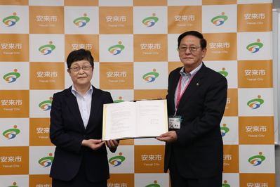 田中市長と倉持清子島根労働局長
