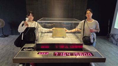 黄金博物館に展示してある金塊との記念撮影