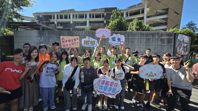 達観国民小中学校（交流校）での集合写真