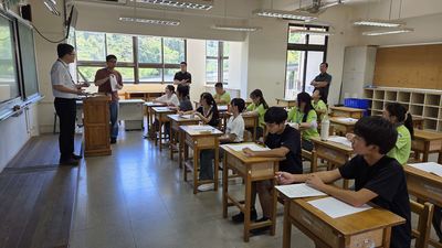 達観国民小中学校の校長先生による数学の授業体験の様子
