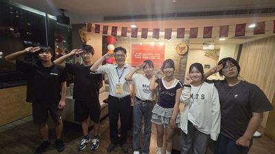 夕食会場にて達観国民小中学校長との記念撮影