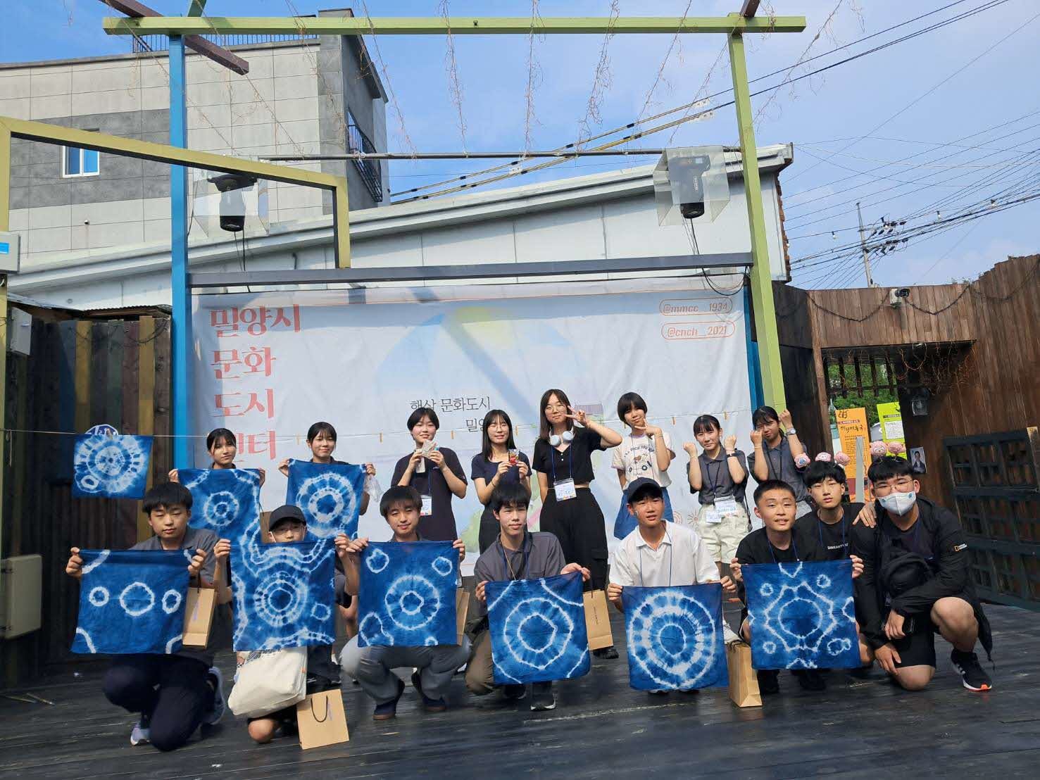 花染体験、銀のブレスレット作り体験（中学生交流）