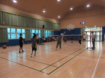 スポーツ交流（ビッグバレーボール）の写真（中学生交流）