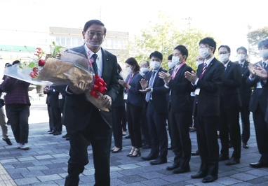 職員に迎えられ初登庁する田中市長の写真
