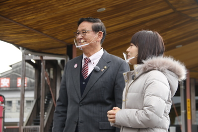田中市長とＴＳＫアナウンサーが安来駅前で収録を行っている写真