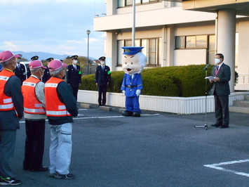 出発式であいさつをする市長の写真