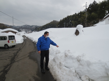 風雪による現地視察を行う市長