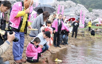 富田のひな流し