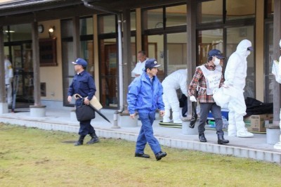 訓練会場を確認する市長