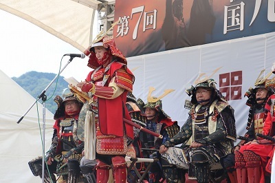 武者隊の総大将として甲冑に身を包んだ近藤市長がフェスティバル開幕の挨拶をする様子。