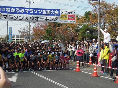 なかうみマラソンのスターターとして号砲を構える近藤市長の写真。
