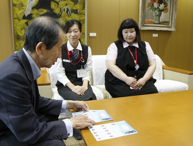 日本郵便株式会社との包括連携協定に基づく事業の一環として、同社と市役所の女性職員がデザインを考案した安来市オリジナル通帳ケースが完成しました。