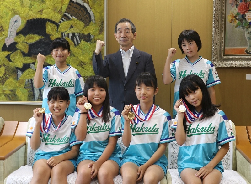 交通安全子供自転車島根県大会で優勝した母里小学校自転車クラブの皆さんと近藤市長。