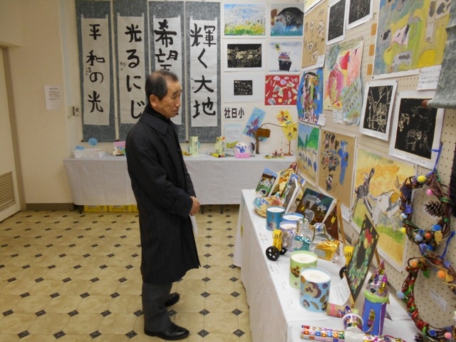 展示作品を見学中の近藤市長