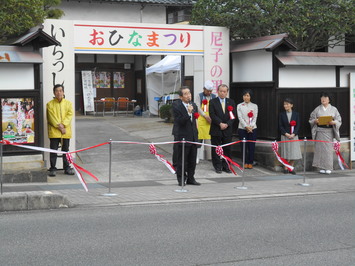 写真：開会行事でのあいさつをする近藤市長