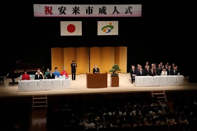 新成人へ向けてお祝いの言葉を述べる近藤市長の写真