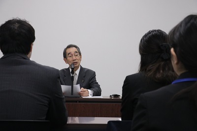 講話を行う近藤市長と熱心に聞き入る新入職員たちの写真