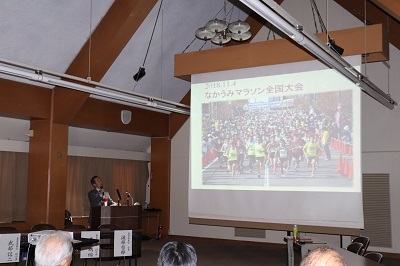 昨年開催した「なかうみマラソン全国大会」の様子を紹介する近藤市長の写真