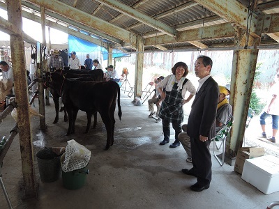 種畜共進会参加の農家と情報交換をする近藤市長の写真