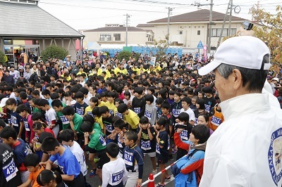 競技のスタート合図を行う近藤市長の写真