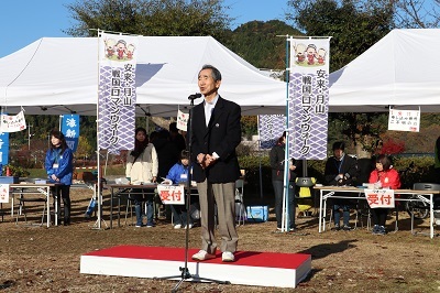 開会式で挨拶を述べる近藤市長の写真