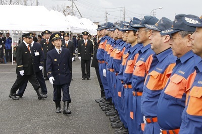 消防団員の服装などを点検する近藤市長の写真