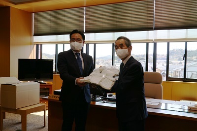 寄贈のマスクを受け取る近藤市長の写真